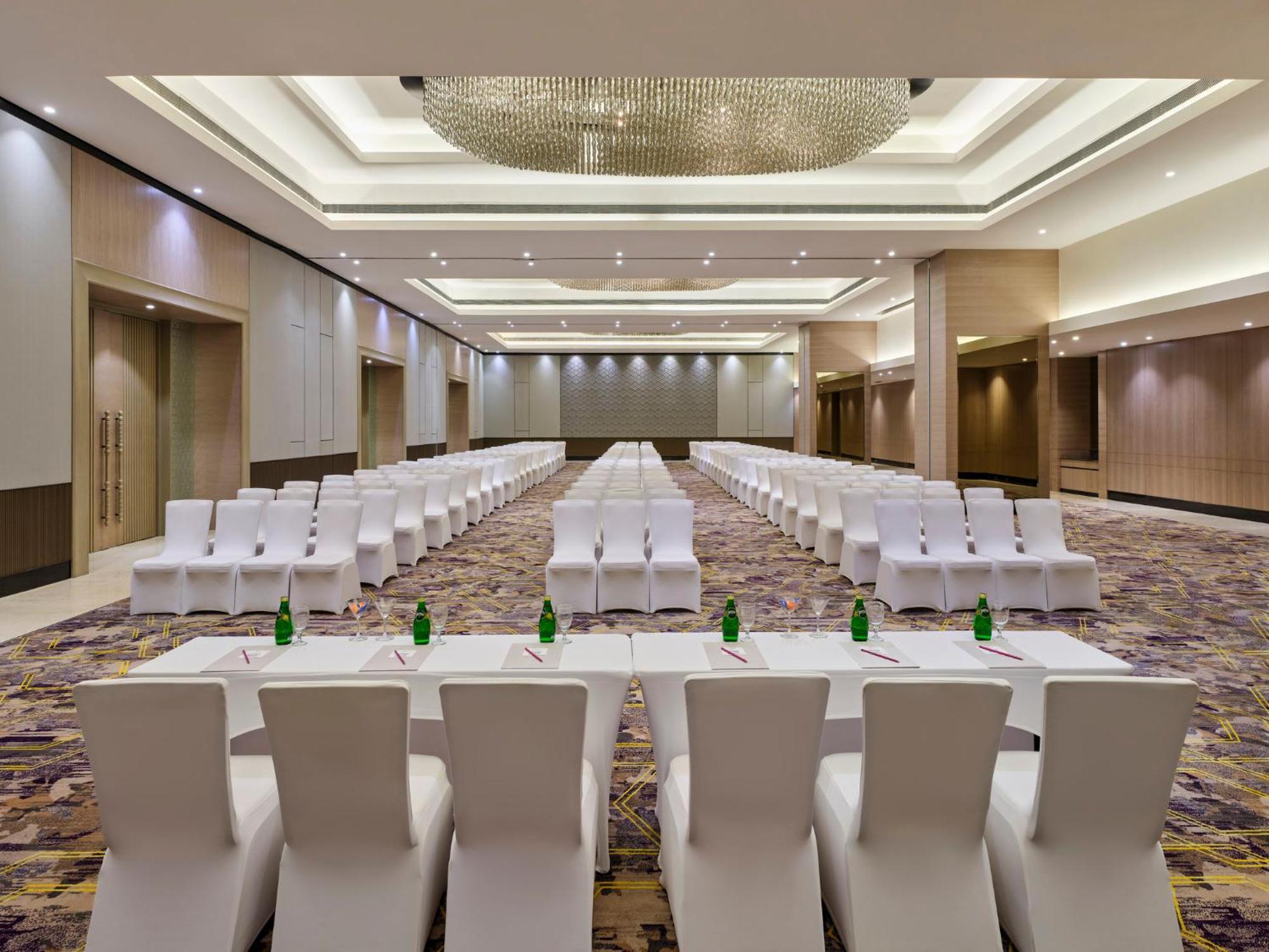 Crowne Plaza Ahmedabad City Centre By Ihg Εξωτερικό φωτογραφία