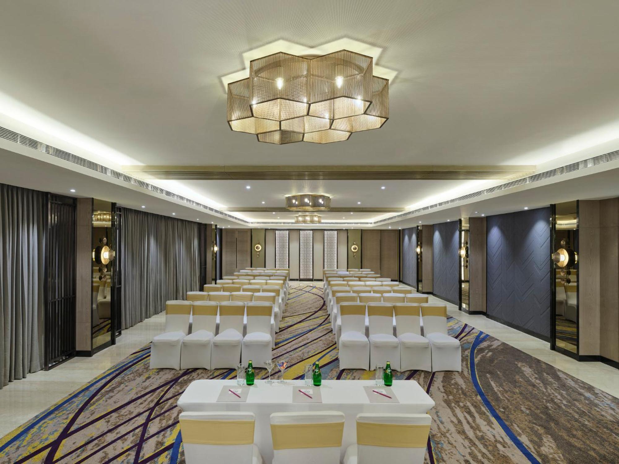 Crowne Plaza Ahmedabad City Centre By Ihg Εξωτερικό φωτογραφία