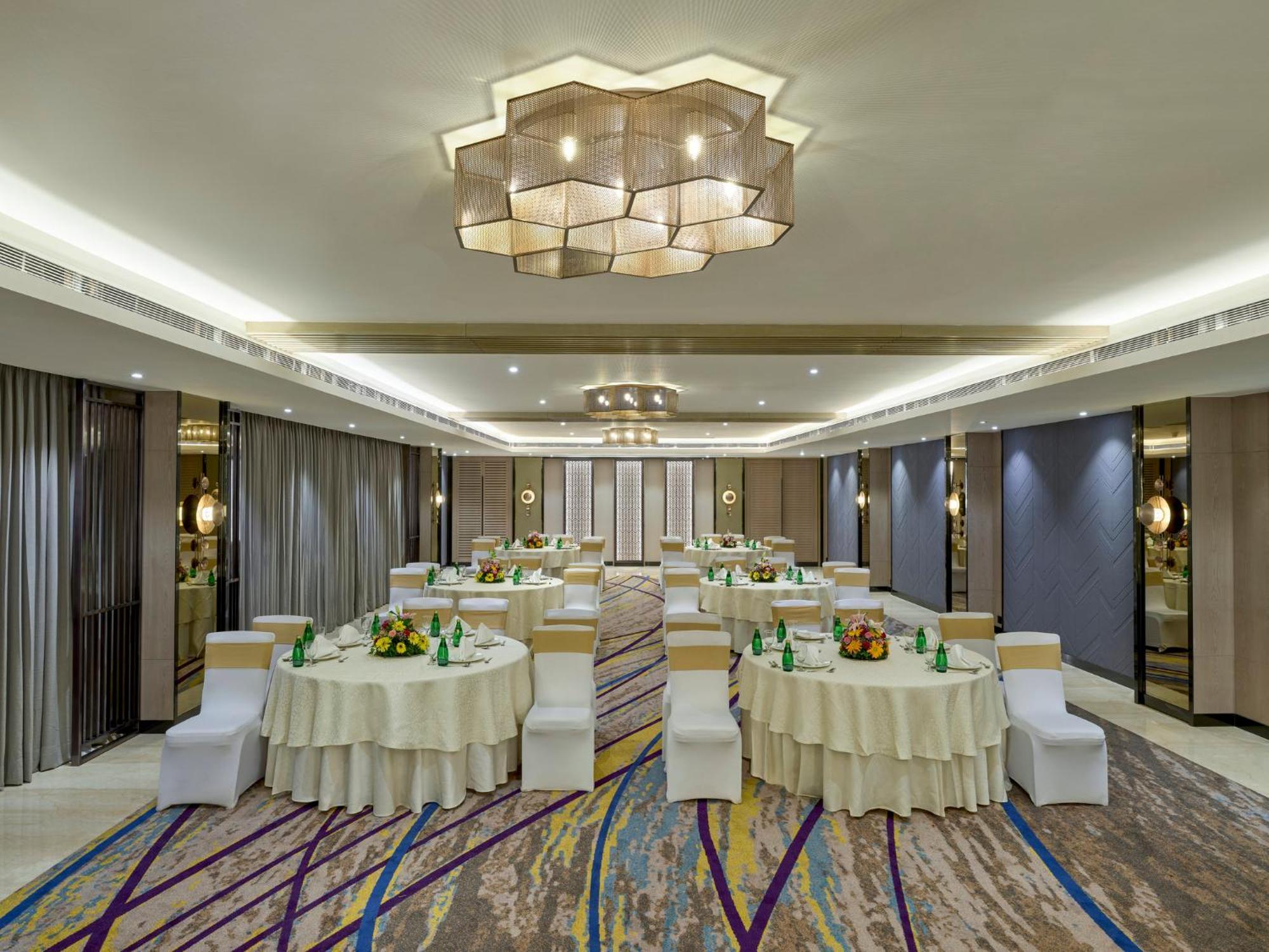 Crowne Plaza Ahmedabad City Centre By Ihg Εξωτερικό φωτογραφία