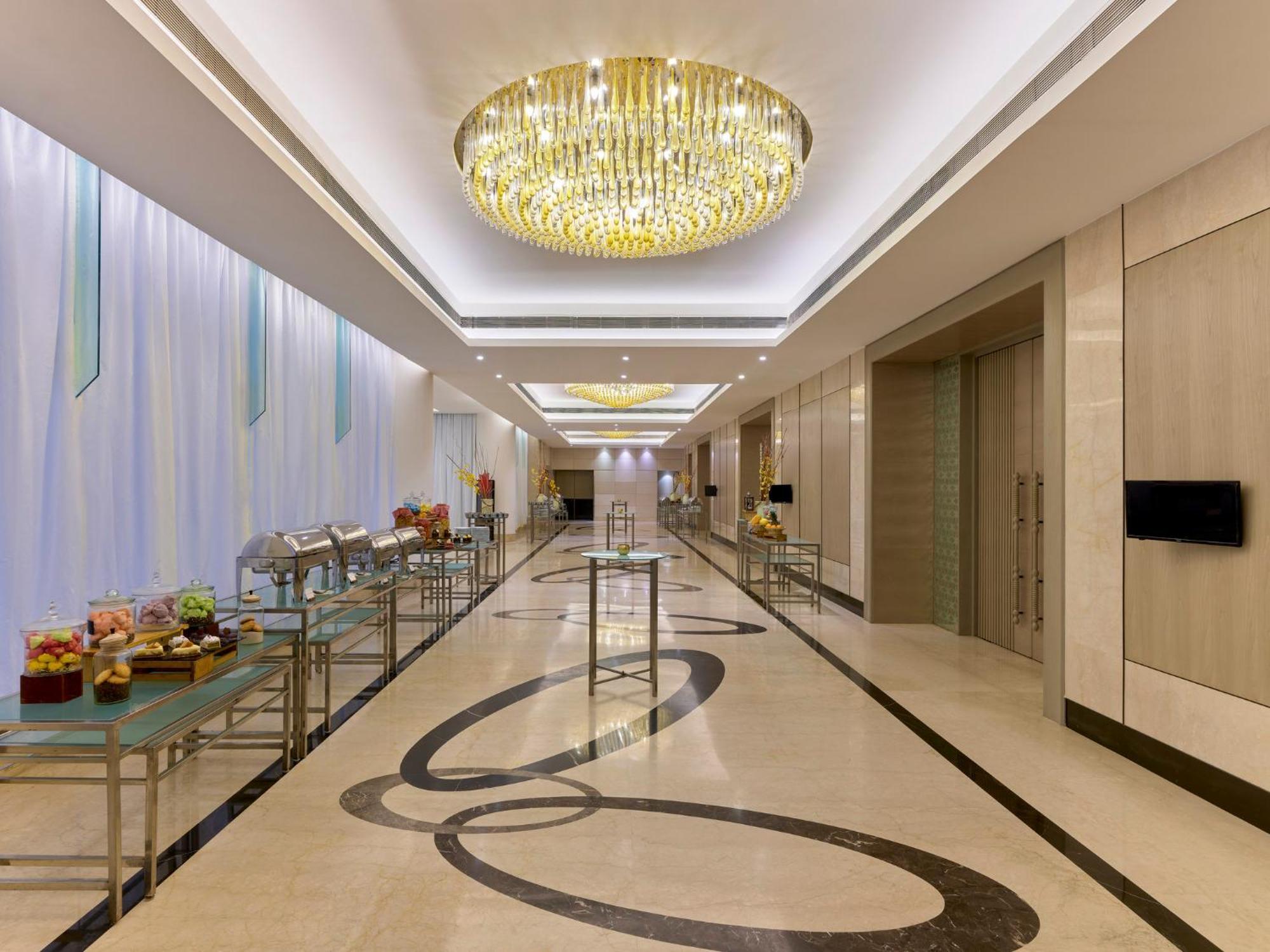 Crowne Plaza Ahmedabad City Centre By Ihg Εξωτερικό φωτογραφία