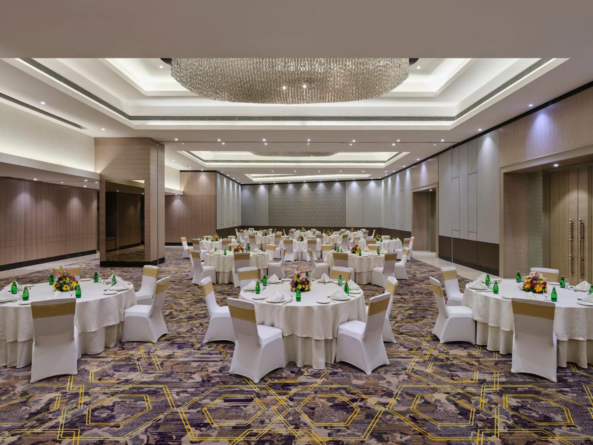 Crowne Plaza Ahmedabad City Centre By Ihg Εξωτερικό φωτογραφία